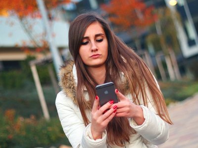 Dona mirant el telèfon