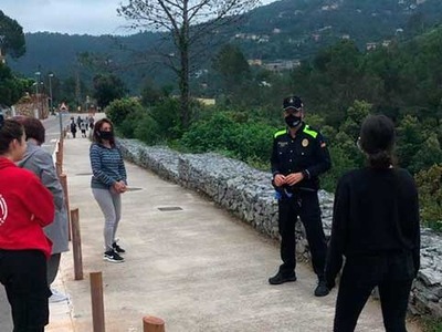 Policia local donant instruccions als vianants