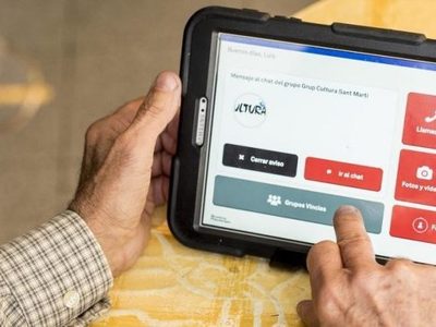 Avi mirant una tablet