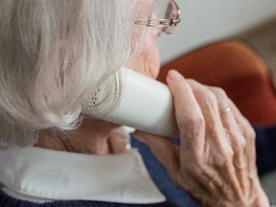 Senyora gran al telèfon