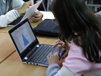 Nena amb ordinador