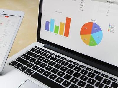 Persona calculant la despesa