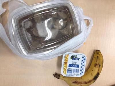 Plat de menjar, plàtan i iogurt