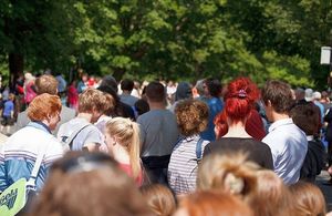 Ciutadans passejant per un parc