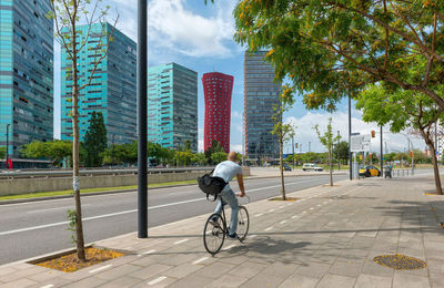 Una persona en bici