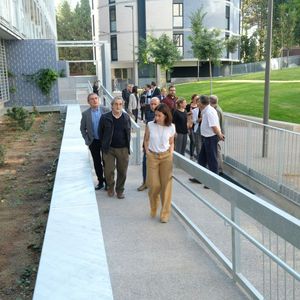 Raquel Sánchez i Ramon Torra visiten la promoció d'habitatges