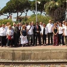 Els representants polítics i veïnals a l'estació de Sant Feliu