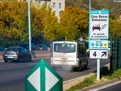 Cartel que anuncia la zona de bajas emisiones