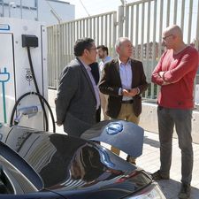 Poveda i el director de l'Àrea de Mobilitat i Transport, Joan Maria Bigas (a la seva esquerra) conversen amb un usuari de l'electrolinera