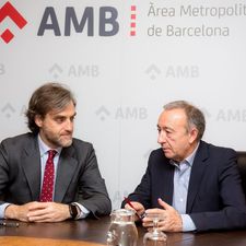 Antoni Poveda i Manuel Burdiel signant l'acord