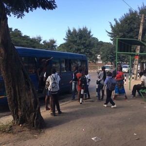 Ciutadans de Maupto en una parada de transport públic