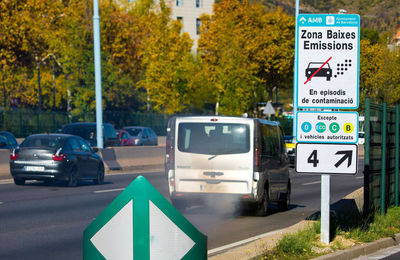 Cartell que anuncia la zona de baixes emissions