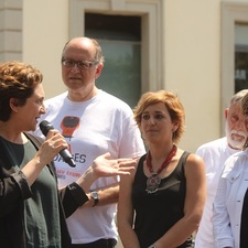 Els representants polítics i veïnals a l'estació de Sant Feliu