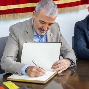 Collboni signant al llibre d'honor