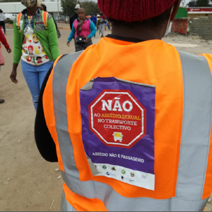 Activista fent una enquesta en una parada d'autobus a Maputo