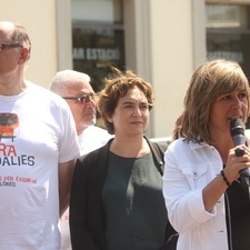 Els representants polítics i veïnals a l'estació de Sant Feliu