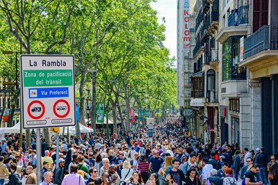 Gent caminant a la Rambla de Barcelona