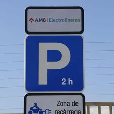 Poveda i el director de l'Àrea de Mobilitat i Transport, Joan Maria Bigas (a la seva esquerra) conversen amb un usuari de l'electrolinera