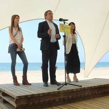 Alumnes de l'escola Gavà Mar planten borró a les dunes