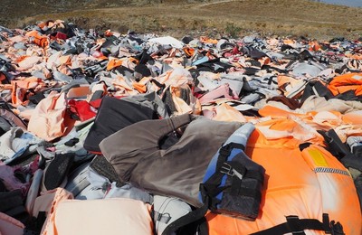 Un munt d'armilles salvavides inservibles