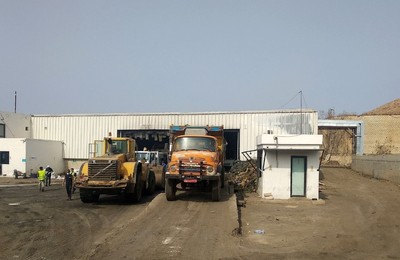 Maquinària pesada en una planta de residus