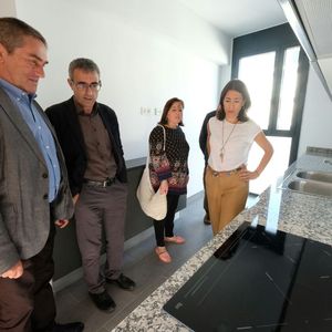 Raquel Sánchez i Ramon Torra visiten la promoció d'habitatges