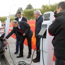 Poveda fent ús d'un dels nous punts de recàrrega