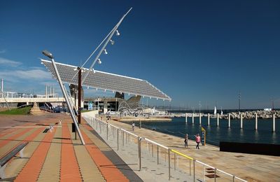 Obres d'instal·lació d'una placa solar gegant