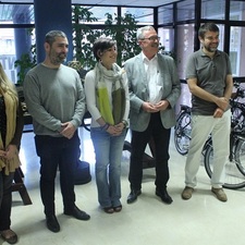 Carles Conill fent entrega de les bicicletes