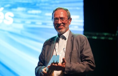 Carles Conill amb el guardó