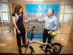 Laia Guillament rep la bicicleta elèctrica de mans d'Antoni Poveda