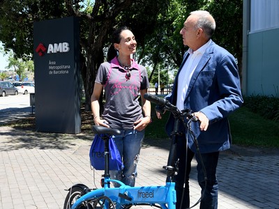 L'Acxene Carolina, guanyadora del premi, amb el vicepresident, Antoni Poveda