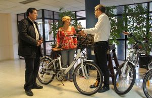 L'alcaldesa de Montcada i Reixac, Laura Campos i Joan Maria Bigas, director de Mobilitat i Transport de l'AMB (esquerra de la imatge) durant l'acte de cessió de les bicis elèctriques