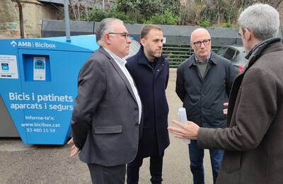 Tres responsable polítics i un tècnic xarren davant d'una de les noves estacions de Bicibox