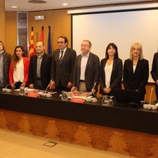 Foto de grup del conseller de Territori i Sostenibilitat, el vicepresident de Mobilitat i Transport de l'AMB i els alcaldes dels cinc municipis