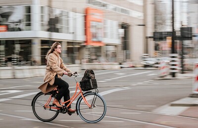 Dona en bicicleta