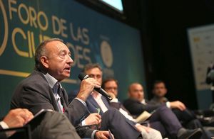 Antoni Poveda dirigint-se als assistents al Foro de las Ciudades