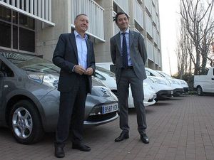 Poveda i Costaganna davant de la flota de vehicles cedits