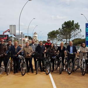Responsables polítics i tècnics posant amb bicicletes en la passejada inaugural