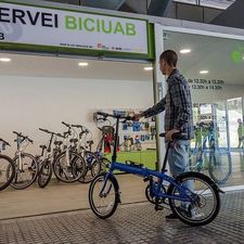 Bigas, Arboix i Ticó durant la inauguració del servei BiciUAB