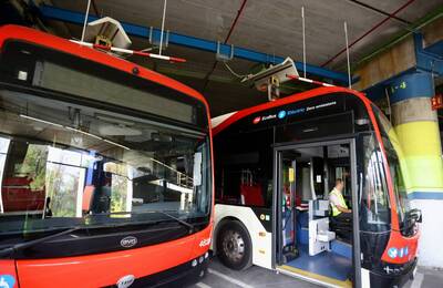 Carregadors dce la cotxera recarregant dos busos de TMB