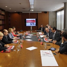 Foto de grup del conseller de Territori i Sostenibilitat, el vicepresident de Mobilitat i Transport de l'AMB i els alcaldes dels cinc municipis