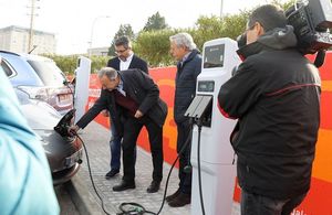Carregant un vehicle elèctric a la nova electrolinera del pàrquing de TV3