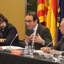 Foto de grup del conseller de Territori i Sostenibilitat, el vicepresident de Mobilitat i Transport de l'AMB i els alcaldes dels cinc municipis