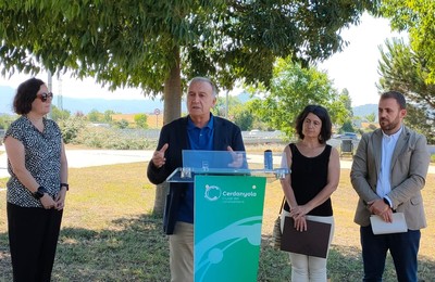 Poveda durant la visita als terrenys del futur carril bici