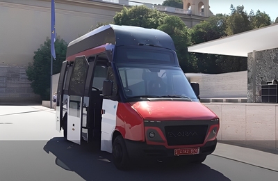 Projecte HERO-Hydrogen Retrofit Minibús on s'ha fet el canvi preparat per a la presentació oficial en una explanada