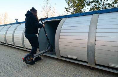 Usuària guardant una bicicleta al Bicibox