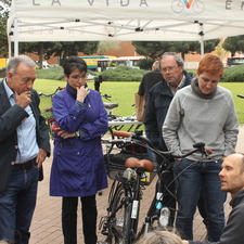 Seguiment atent de les explicacions tècniques durant el curs de mecànica bàsica de bicicletes