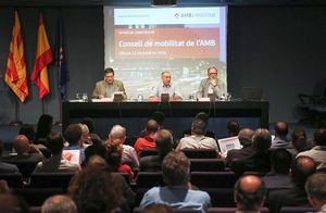 Antoni Poveda, vicepresident de mobilitat de l'AMB, al centre de la imatge, durant la inauguració del nou Consell de la mobilitat