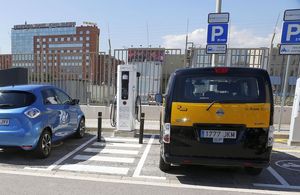 El nou punt de recàrrega de vehicles elèctrics a prop de l'Hospital Moisès Broggi